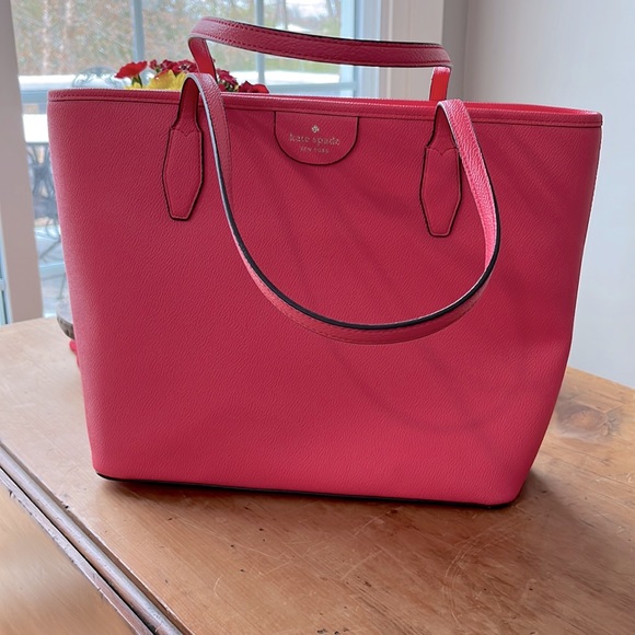 kate spade Handbags - NEW PRICE, EUC Kate Spade zip-top tote bag